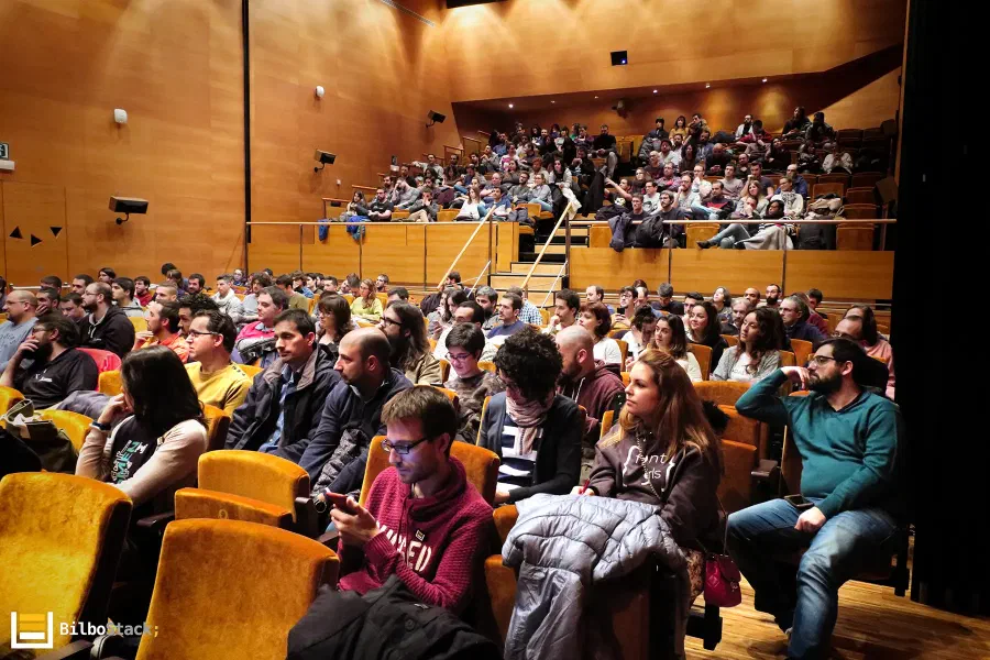 BilboStackeko publikoa auditorioan hitzaldi bati adi
